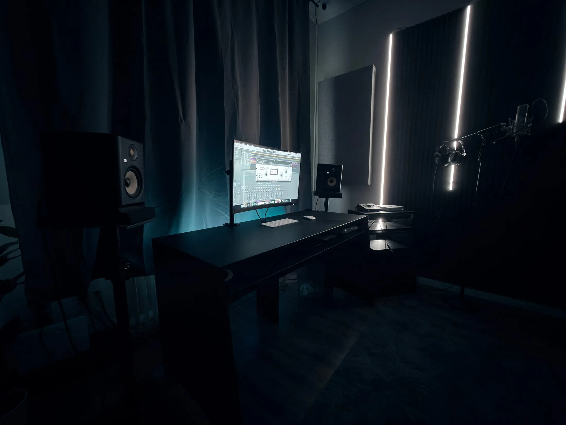 Arbeitsplatz mit Monitor und Studiolautsprechern