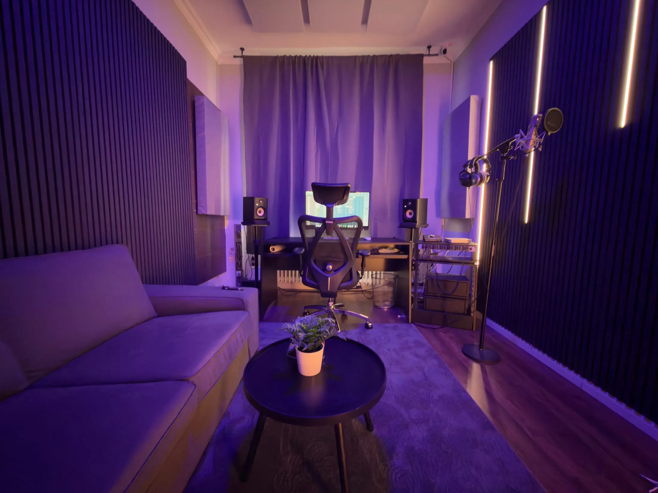 Lounge-Bereich mit Sofa im Tonstudio