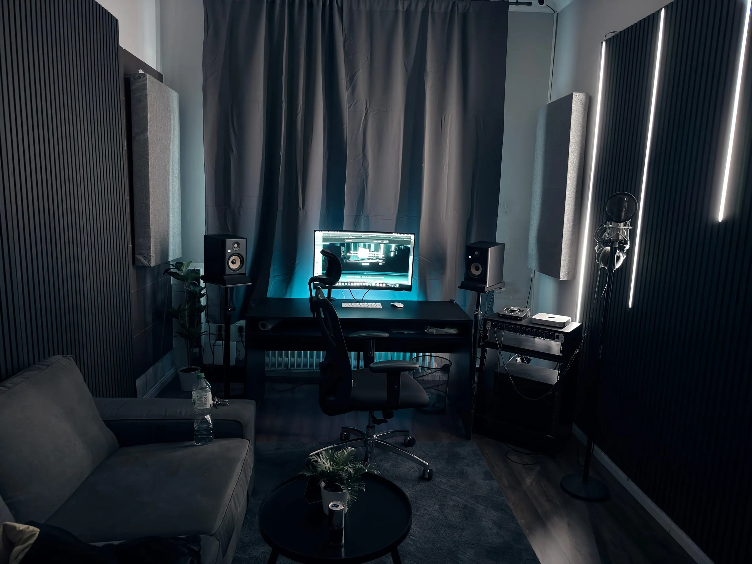 Regie des Loopenrein Tonstudios in Bochum mit Abhöre und LED-Lichtleisten